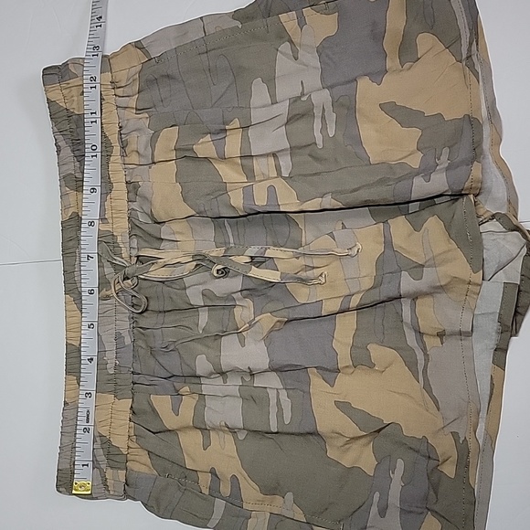 EXPRESS CAMO SHORTS/ XS. - Picture 5 of 8